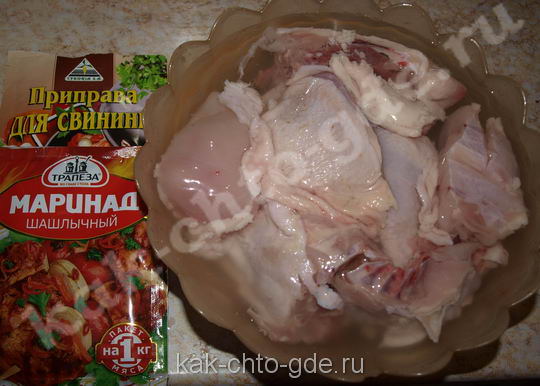 Приготовление курицы, заливаем нарезанные кусочки курицы водой.