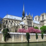 Майские праздники в Париже собирают множество самых различных людей, в том числе и из других стран